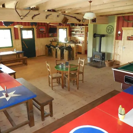Ferienhaus Rustikales Holzferienhaus Mit Großer Terrasse